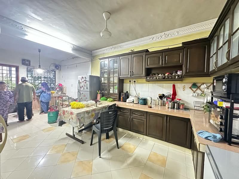 2-storey Terraced House for Sale in Seksyen 8 (Shah Alam) - Izzati Mat - Kitchen - PropertyGuru.com.my