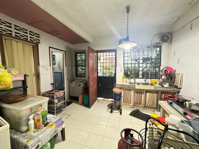 2-storey Terraced House for Sale in Seksyen 8 (Shah Alam) - Izzati Mat - Kitchen - PropertyGuru.com.my