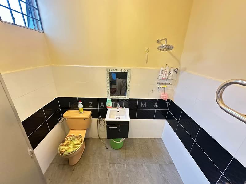 2-storey Terraced House for Sale in Seksyen 8 (Shah Alam) - Izzati Mat - Bathroom - PropertyGuru.com.my