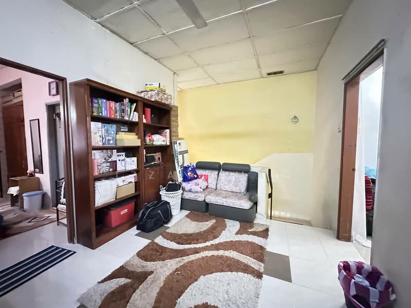 2-storey Terraced House for Sale in Seksyen 8 (Shah Alam) - Izzati Mat - Living Room - PropertyGuru.com.my