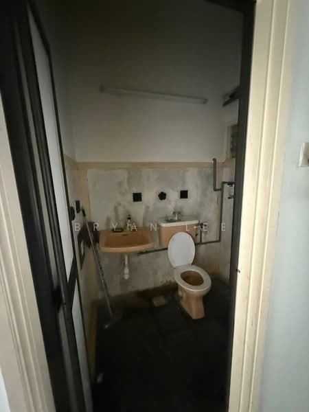 Shop for Rent in Subang Jaya (Selangor) - Bryan Lee - Bathroom - PropertyGuru.com.my
