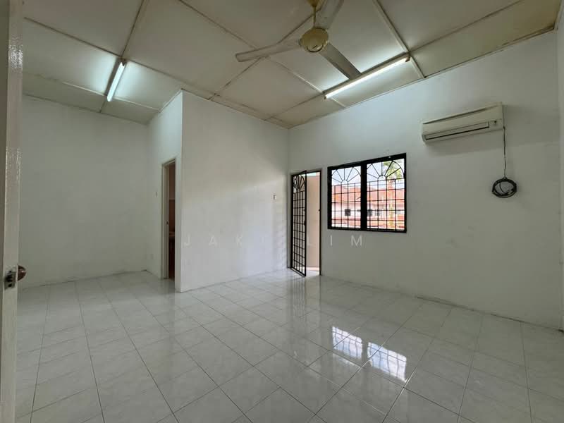 2-storey Terraced House for Sale in Sungai Long (Bandar Sungai Long) - Jake Lim - Living Room - PropertyGuru.com.my