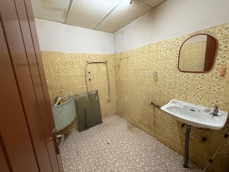 Shop for Rent in Taman Century (Johor Bahru) - Queenie Ng - Bathroom - PropertyGuru.com.my