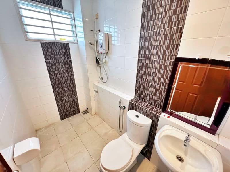 TERMURAH RENO 2 Storey Semi D Anjung Suasana Bandar Seri Putra Bangi untuk Untuk Dijual - RM 850,000, Mac 2026 - Bathroom - PropertyGuru.com.my