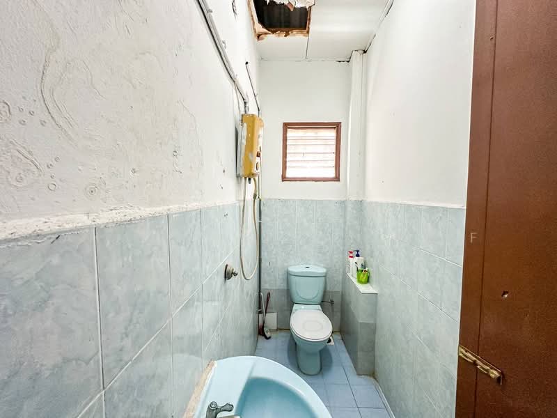2-storey Terraced House for Sale in Taman Selayang Jaya (Selayang) - Ahmad Ikhwan Arif - Bathroom - PropertyGuru.com.my