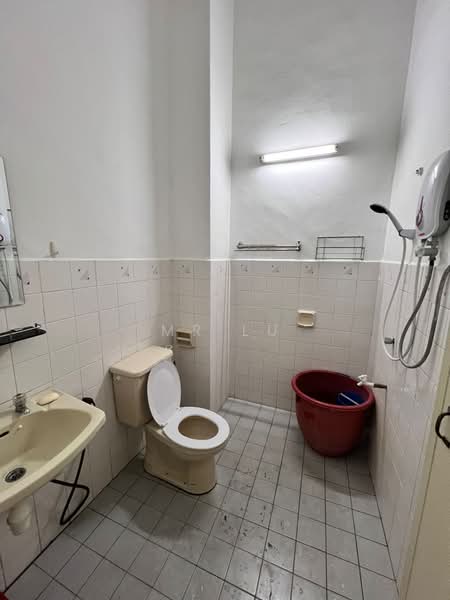 Bandar Baru Permas Jaya untuk Untuk Disewa - RM 2,200 /bulan, Mac 2026 - Bathroom - PropertyGuru.com.my