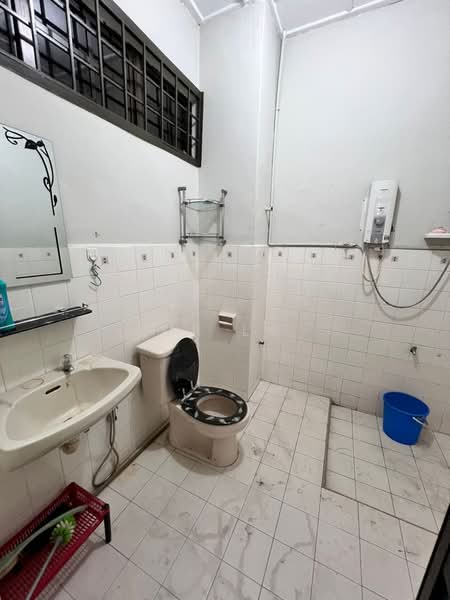 Bandar Baru Permas Jaya untuk Untuk Disewa - RM 2,200 /bulan, Mac 2026 - Bathroom - PropertyGuru.com.my