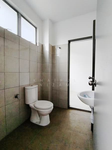 Rumah Teres 2 Tingkat untuk Dijual di Sepang (Selangor) - Khairul Nizam - Bathroom - PropertyGuru.com.my