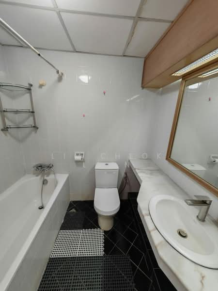 Kondominium untuk Disewa di Sri York Condominium - Lim Cheok Loon - Master Bathroom - PropertyGuru.com.my