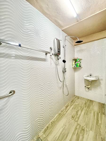 Taman Sri Muda untuk Untuk Dijual - RM 350,000, Mac 2026 - Bathroom - PropertyGuru.com.my