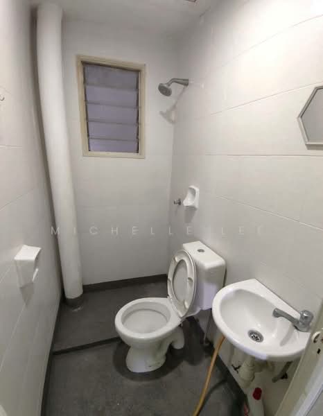 Kemuning Aman untuk Untuk Disewa - RM 1,350 /bulan, Mac 2026 - Bathroom - PropertyGuru.com.my