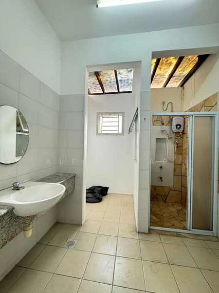 2-storey Terraced House for Rent in Taman Impian Emas (Skudai) - Alfred Yap - Bathroom - PropertyGuru.com.my