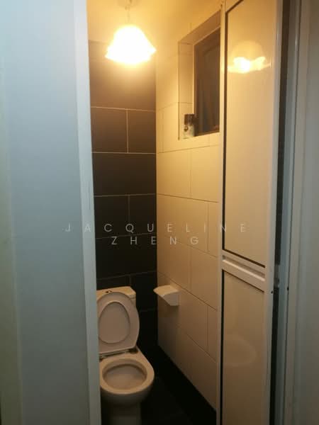 Univ 360 Place untuk Untuk Disewa - RM 1,500 /bulan, Mac 2026 - small bathroom-toilet bowl - PropertyGuru.com.my