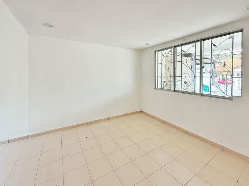 1.5-storey Terraced House for Sale in Seksyen 28 (Shah Alam) - Nor Azdlin Adnan - Room 1 - PropertyGuru.com.my