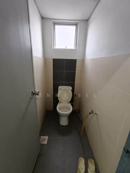 Kedai / Pejabat untuk Disewa di Kelapa Sawit (Kulai) - Danny See - Bathroom - PropertyGuru.com.my