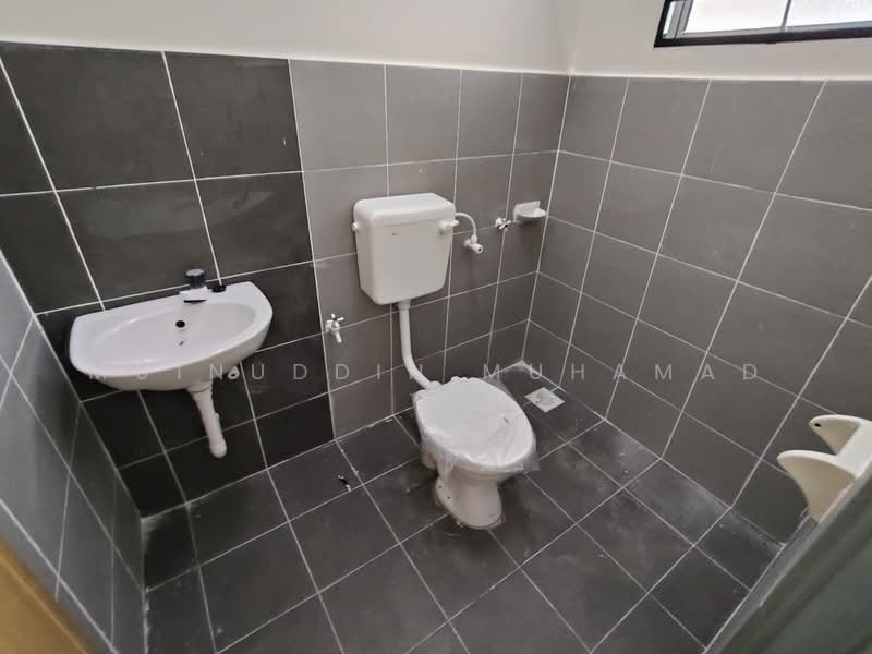 1-storey Terraced House for Rent in Sitiawan (Perak) - Muinuddin Muhamad - Bathroom - PropertyGuru.com.my