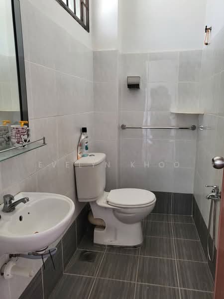 Taman Semarak, Bukit Beruntung untuk Untuk Dijual - RM 420,000, Mac 2026 - Bathroom - PropertyGuru.com.my