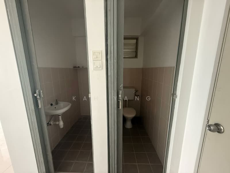 Taman Bukit Erskine untuk Untuk Disewa - RM 1,400 /bulan, Mac 2026 - Bathroom - PropertyGuru.com.my