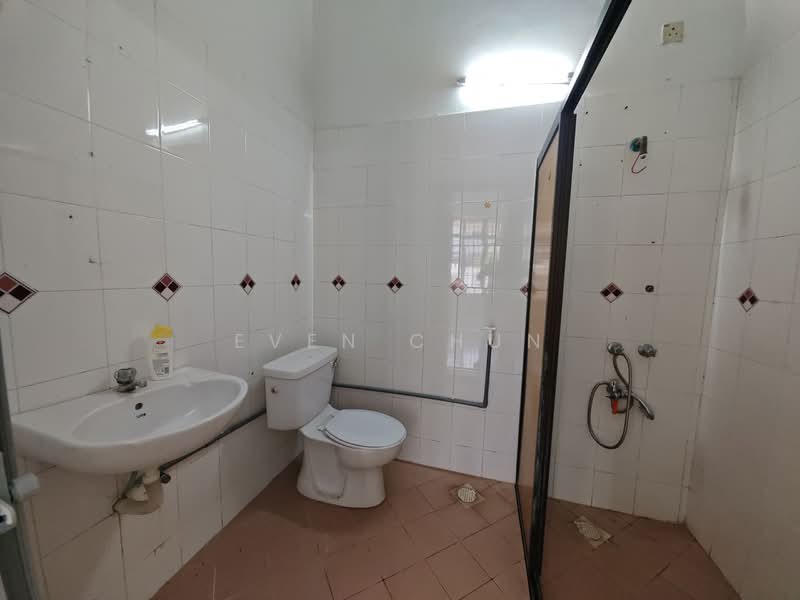 1.5-storey Terraced House for Sale in Taman Molek (Johor Bahru) - Even Chun - Bathroom - PropertyGuru.com.my