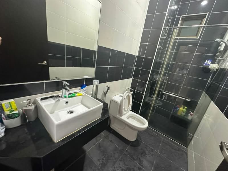 Service Residence for Sale at D'Inspire Residence (Inspira Bestari) - Wei Jian Tan - Bathroom - PropertyGuru.com.my