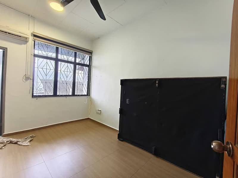 Taman Johor Jaya untuk Untuk Disewa - RM 2,100 /bulan, Mac 2026 - Bedroom - PropertyGuru.com.my