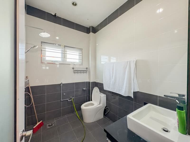 Bungalow for Sale in Taman Rasah Kemayan (Rasah) - Danial Mohd Zaki - Bathroom - PropertyGuru.com.my