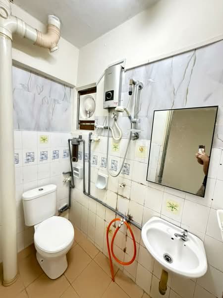 Pangsapuri untuk Disewa di Makmur Apartment - Yeong Khek Tan - Bathroom - PropertyGuru.com.my