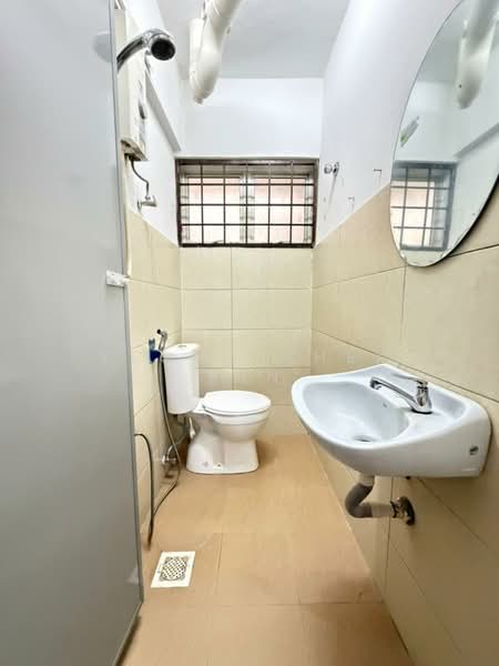 Pangsapuri untuk Disewa di Makmur Apartment - Yeong Khek Tan - Bathroom - PropertyGuru.com.my