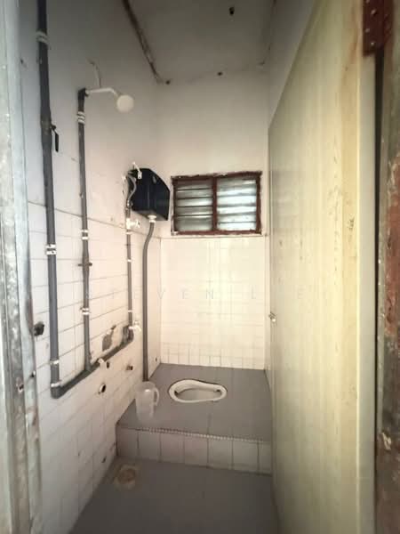 1.5-storey Terraced House for Sale in Taman Garing Jaya (Rawang) - Steven Lee - Bathroom - PropertyGuru.com.my