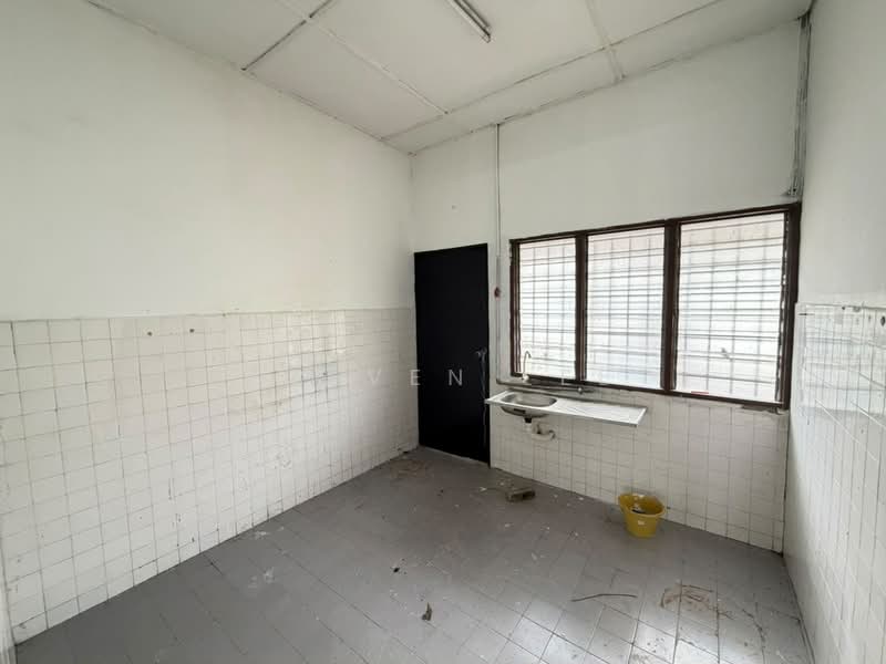 Rumah Teres 1.5 Tingkat untuk Dijual di Taman Garing Jaya (Rawang) - Steven Lee - Kitchen - PropertyGuru.com.my