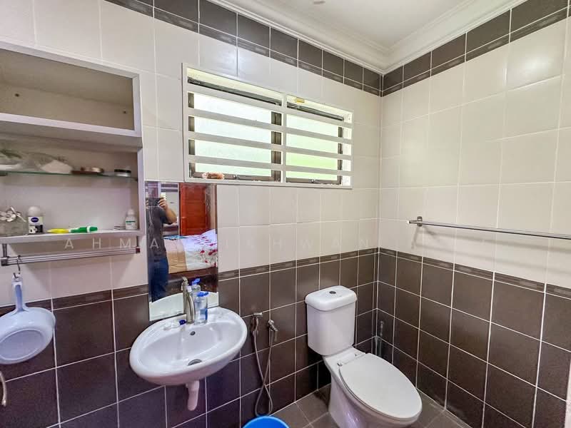 Semi-Detached House for Sale in Bandar Tasik Kesuma (Beranang) - Ahmad Ikhwan Arif - Bathroom - PropertyGuru.com.my