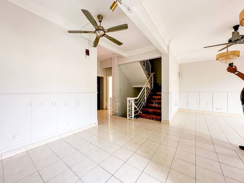 Villa Laman Tasik untuk Untuk Dijual - RM 570,000, Mac 2026 - Living Room - PropertyGuru.com.my