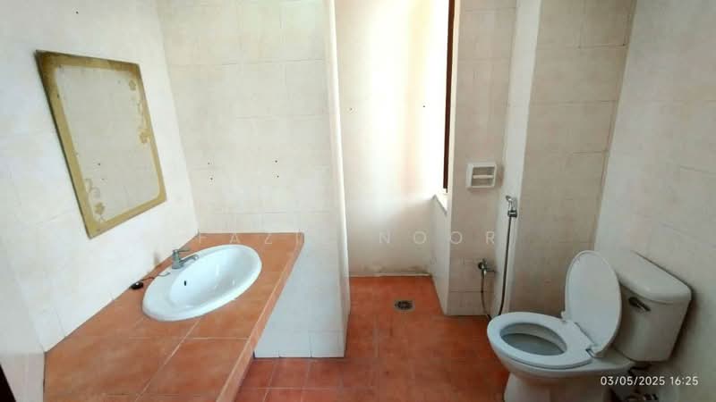 2-storey Terraced House for Sale in Taman Subang Bestari (Sungai Buloh) - Fazie Noor - Bathroom - PropertyGuru.com.my