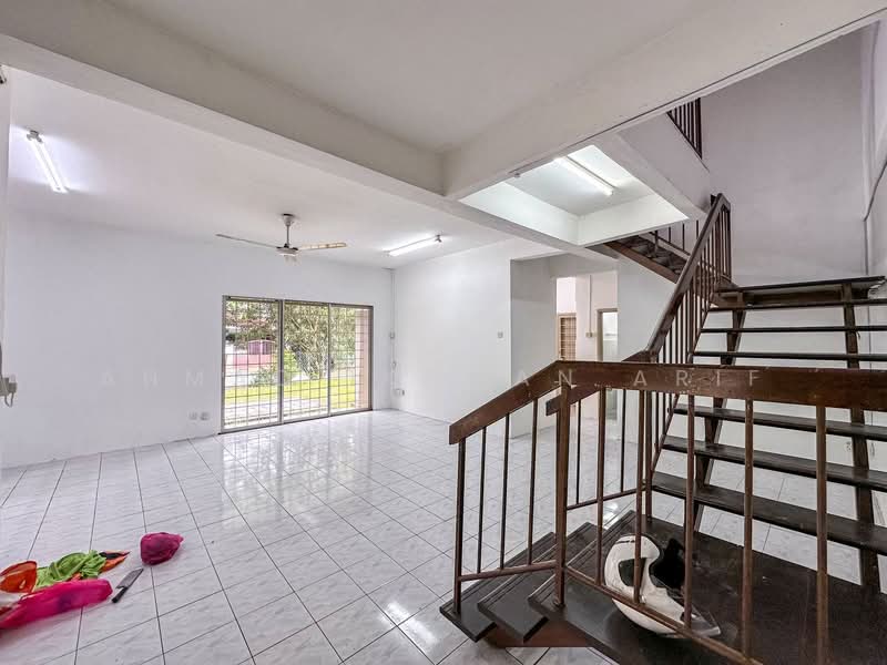 2-storey Terraced House for Sale in Taman Lestari Putra (Seri Kembangan) - Ahmad Ikhwan Arif - Living Room - PropertyGuru.com.my