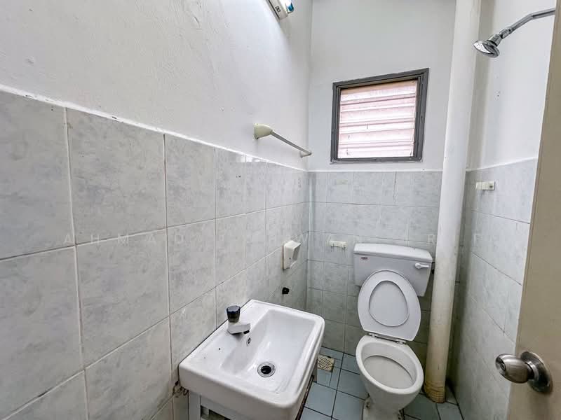 2-storey Terraced House for Sale in Taman Lestari Putra (Seri Kembangan) - Ahmad Ikhwan Arif - Bathroom - PropertyGuru.com.my