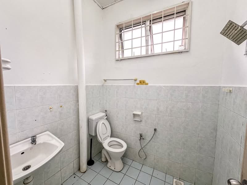 2-storey Terraced House for Sale in Taman Lestari Putra (Seri Kembangan) - Ahmad Ikhwan Arif - Bathroom - PropertyGuru.com.my