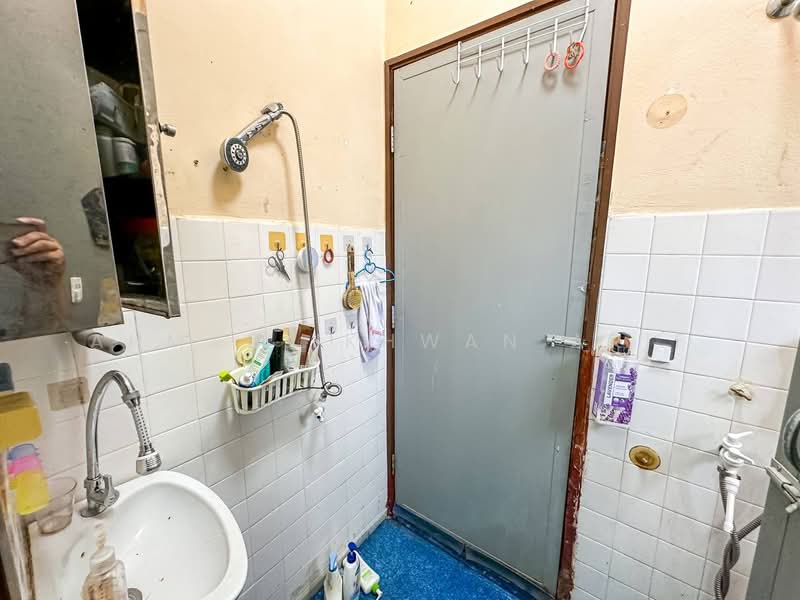 Desa Serdang untuk Untuk Dijual - RM 560,000, Mac 2026 - Bathroom - PropertyGuru.com.my