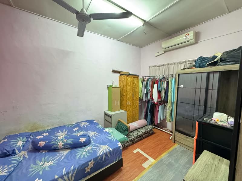 1-storey Terraced House for Sale in Taman Bukit Kuchai (Bandar Kinrara) - Zul Hasif - Bedroom - PropertyGuru.com.my