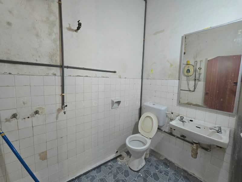2-storey Terraced House for Rent in Taman Pelangi (Johor Bahru) - YC Fung - Bathroom - PropertyGuru.com.my