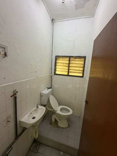 1.5-storey Terraced House for Sale in Rawang (Selangor) - Elwin Mah - Bathroom - PropertyGuru.com.my