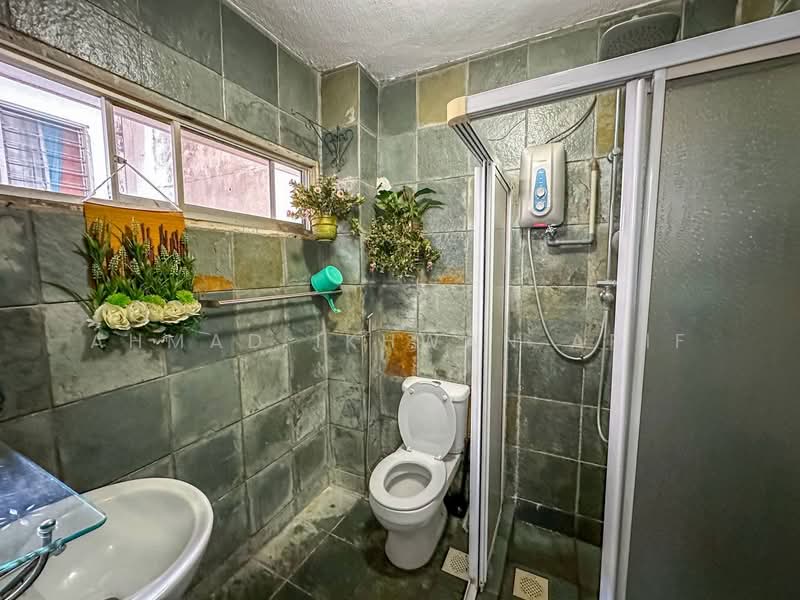 Taman Wangsa Baiduri untuk Untuk Dijual - RM 850,000, Mac 2026 - Bathroom - PropertyGuru.com.my