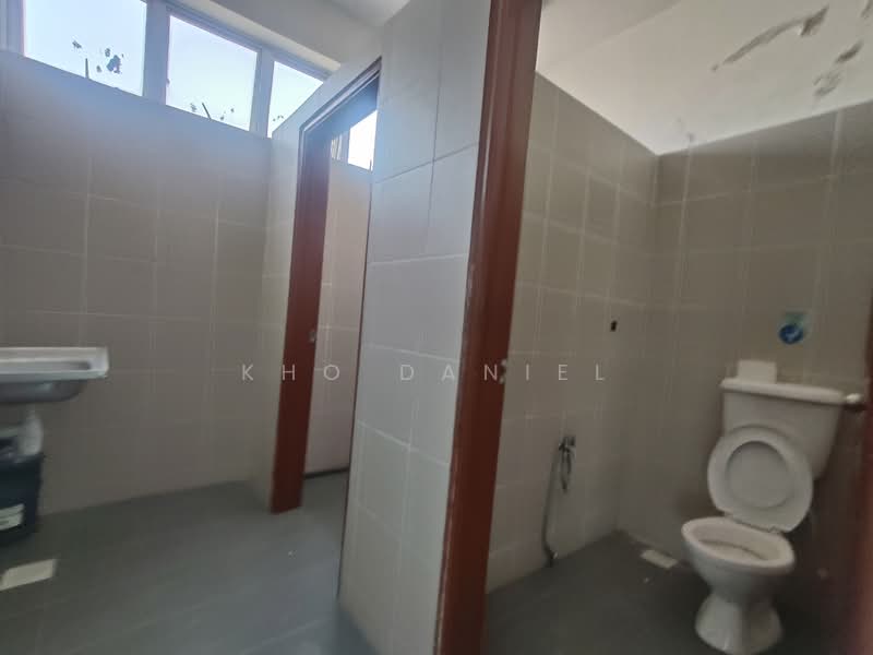 Factory for Rent in Taman Perindustrian Air Hitam (Klang) - Kho Daniel - Bathroom - PropertyGuru.com.my