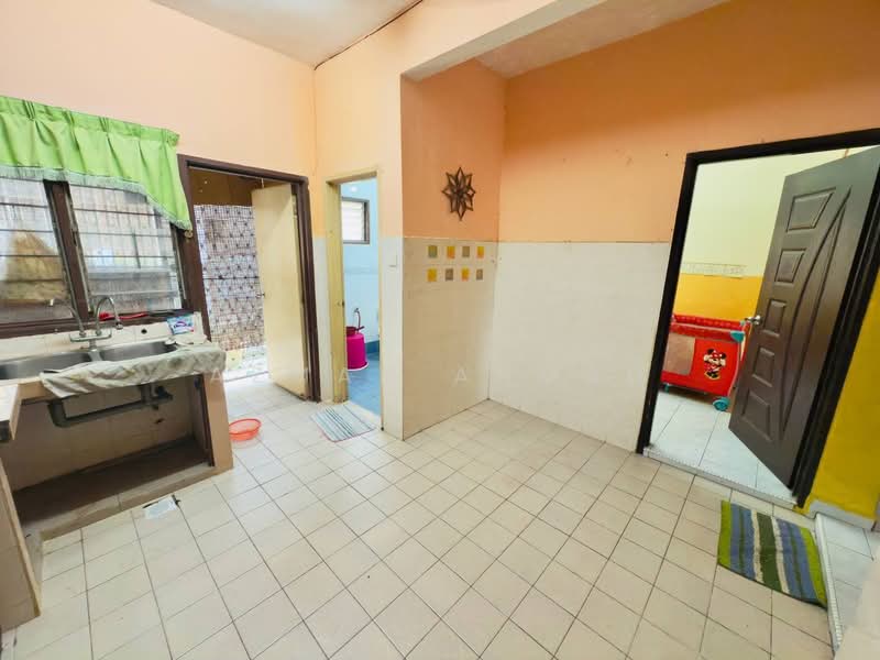 2-storey Terraced House for Sale in Seksyen 36 (Shah Alam) - Azman Ahmad - Kitchen - PropertyGuru.com.my