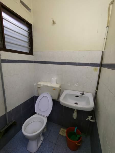 Taman Datuk Thamby Chik Karim untuk Untuk Dijual - RM 268,000, Mac 2026 - Bathroom - PropertyGuru.com.my