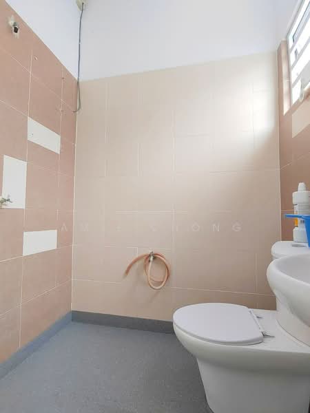 Pengkalan Double Storey Terrace House Facing Field For Sale untuk Untuk Dijual - RM 360,000, Mac 2026 - Bathroom - PropertyGuru.com.my