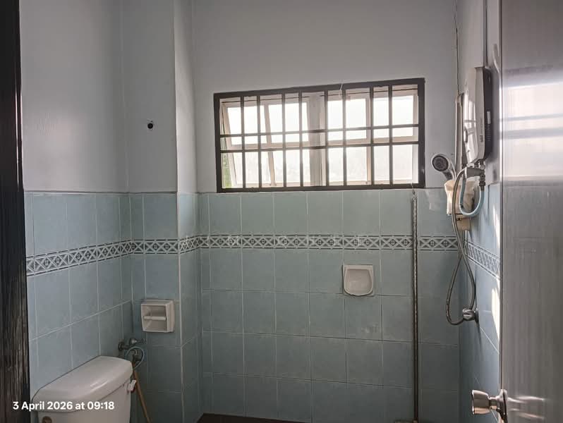 Rumah Teres 2 Tingkat untuk Disewa di Bandar Putra (Kulai) - Jim Chee - Bathroom - PropertyGuru.com.my