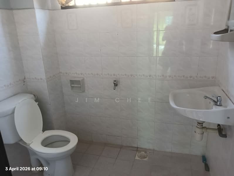 Rumah Teres 2 Tingkat untuk Disewa di Bandar Putra (Kulai) - Jim Chee - Bathroom - PropertyGuru.com.my