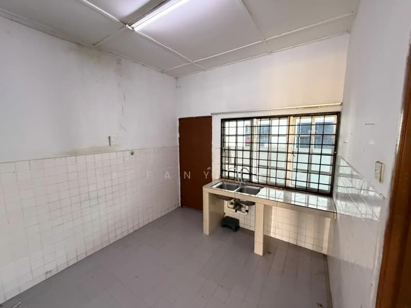 1.5-storey Terraced House for Sale in Rawang (Selangor) - Tiffany Yang - Kitchen - PropertyGuru.com.my
