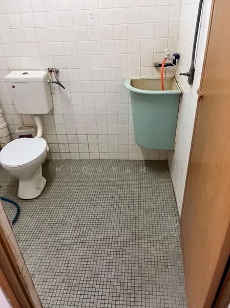 Desa Permai Indah Flat untuk Untuk Disewa - RM 850 /bulan, Mac 2026 - Bathroom - PropertyGuru.com.my