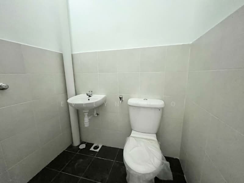 2-storey Terraced House for Sale in Taman Scientex Rawang (Rawang) - Evelyn Khoo - Bathroom - PropertyGuru.com.my